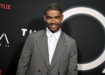 Ο Κίνγκσλεϊ Μπεν-Αντίρ μεταμορφώνεται σε Μπομπ Μάρλεϊ για το «Bob Marley: One Love»