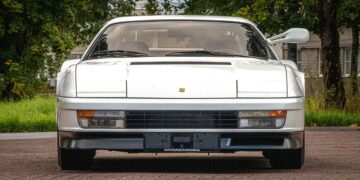 Γιατί η Ferrari Testarossa είχε μόνο έναν καθρέπτη;