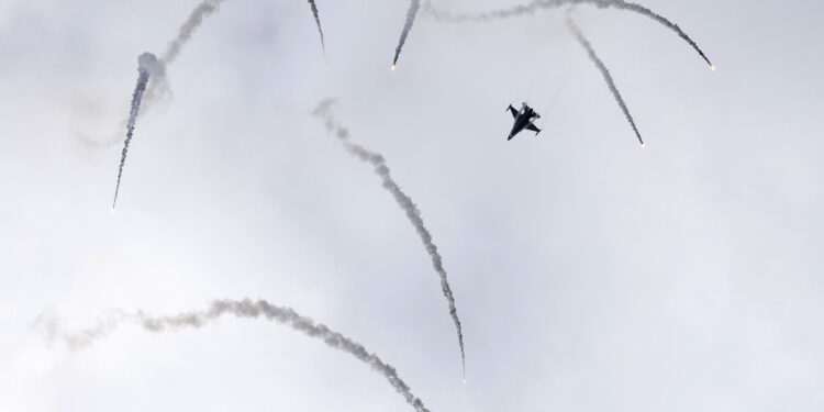 Παρέλαση 28η Οκτωβρίου: Η καθηλωτική επίδειξη πτητικών ελιγμών της Ομάδας ΖΕΥΣ στον ουρανό της Μακεδονίας (Βίντεο)