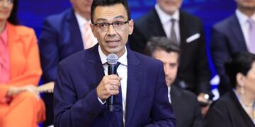 Ο καθηγητής Σ. Σέρμπος αναλαμβάνει σύμβουλος του Πρωθυπουργού για θέματα εξωτερικής πολιτικής