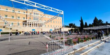 Εντείνεται η αντιπαράθεση για το Μνημείο του Άγνωστου Στρατιώτη ενόψει της παρέλασης