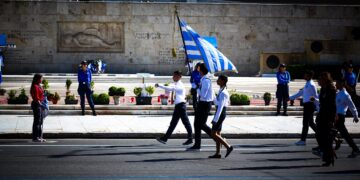 Ολοκληρώθηκε η μαθητική παρέλαση στην Αθήνα  – Οι δηλώσεις των πολιτικών