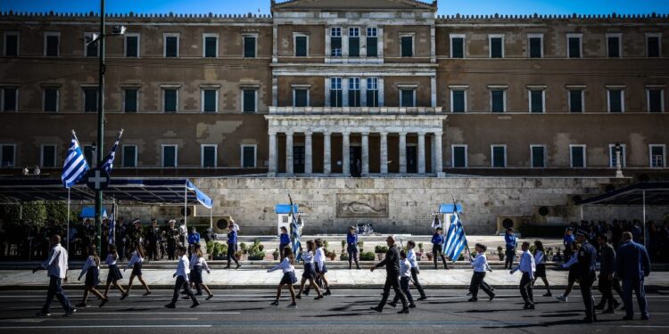 Θερμό χειροκρότημα στους μαθητές που τίμησαν το «ΟΧΙ» – Πλήθος κόσμου για τη μαθητική παρέλαση στο Σύνταγμα