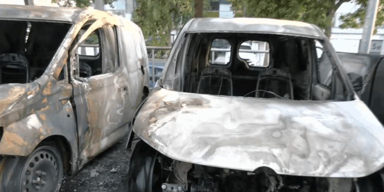 Εμπρησμός σε αντιπροσωπεία ΙΧ στη Νέα Φιλαδέλφεια: Τρεις «έπιασαν» οι κάμερες – «Έβαλαν μπουκάλια του λίτρου με βενζίνη κάτω από τα οχήματα», είπε ο ιδιοκτήτης στο ΕΡΤnews