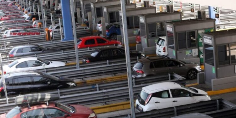 28η Οκτωβρίου: Πάνω από 200.000 αυτοκίνητα «εγκατέλειψαν» την Αθήνα από την Παρασκευή – Επί ποδός η Τροχαία