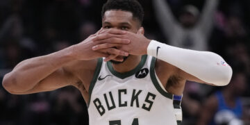 Μαγικός Γιάννης οδήγησε τους Μπακς σε ανατροπή και νίκη επί των Νικς