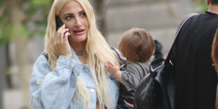 Η Ιωάννα Τούνη με τον γιο της στην παρέλαση της Θεσσαλονίκης: «Ήρθαμε να δούμε αστυνομικούς, πυροσβέστες, στρατιωτικούς»