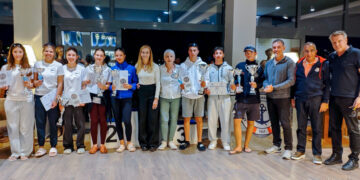 Διαφήμιση για την Ελλάδα το Πανελλήνιο Πρωτάθλημα ILCA 4 στο όποιο έλαβαν μέρος 231 ιστιοπλόοι από 10 χώρες