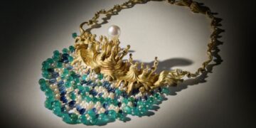 Το εντυπωσιακό κολιέ του Νταλί «Swirling Sea» πωλήθηκε σε τιμή ρεκόρ σε δημοπρασία