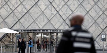 Κλοπή στο Λούβρο: Σεσημασμένοι οι 2 συλληφθέντες, άφαντα τα βασιλικά κοσμήματα – Εκνευρισμός για την διαρροή των συλλήψεων