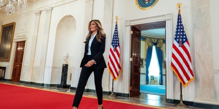 Αποστάσεις Μελάνια μετά την κατεδάφιση της ανατολικής πτέρυγας του Λευκού Οίκου από τον Τραμπ – «Δεν είναι δικό μου πρότζεκτ»