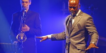 Ο τραγουδοποιός της soul και της jazz Ola Onabulé συναντά στο Half Note για τέσσερις παραστάσεις τον σαξοφωνίστα Gilad Atzmon