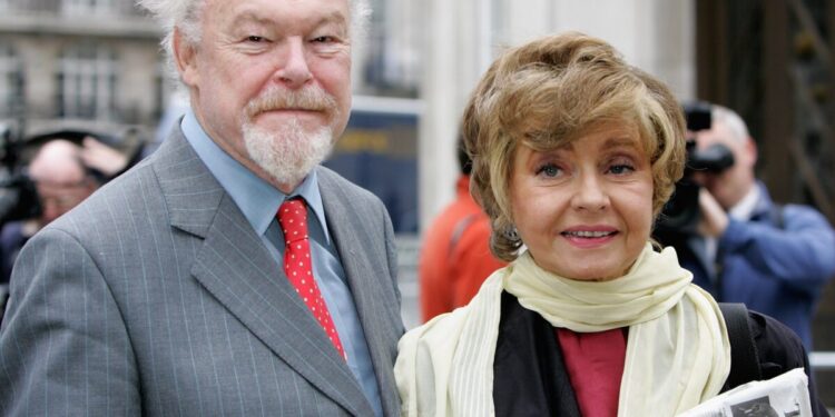 Προυνέλα Σκέιλς: Η ζωή και η καριέρα της αξέχαστης Σίμπιλ του «Fawlty Towers» και ο μεγάλος έρωτας με τον Τίμοθι Γουέστ