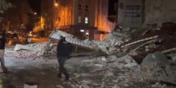 Τουρκία: Δύσκολη νύχτα μετά τον σεισμό των 6,1 Ρίχτερ στην περιοχή Μπαλικεσίρ – Συγκλονιστικά βίντεο από τη στιγμή της δόνησης