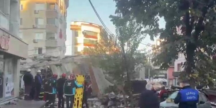 Τουρκία: Κατέρρευσε εξαώροφο κτίριο στην περιοχή Γκέμπζε του Κοτζαελί, φόβοι για πολλούς παγιδευμένους