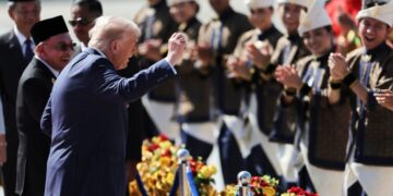 Ο Τραμπ έκανε τις περιβόητες χορευτικές κινήσεις αλά «YMCA» κατά την υποδοχή του στη Μαλαισία
