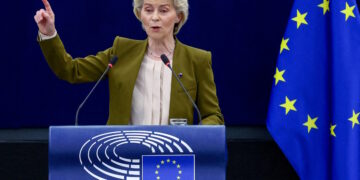 Η Ούρσουλα φον ντερ Λάιεν καταγγέλλει την «υβριδική επίθεση» από τη Λευκορωσία ενάντια στη Λιθουανία