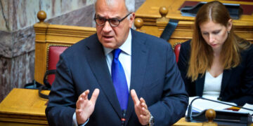 Κρήτη: Επίθεση από κουκουλοφόρους με αυγά και αντικείμενα κατά του Μάκη Βορίδη και της οικογένειας του σε εστιατόριο – Σύσσωμες αντιδράσεις