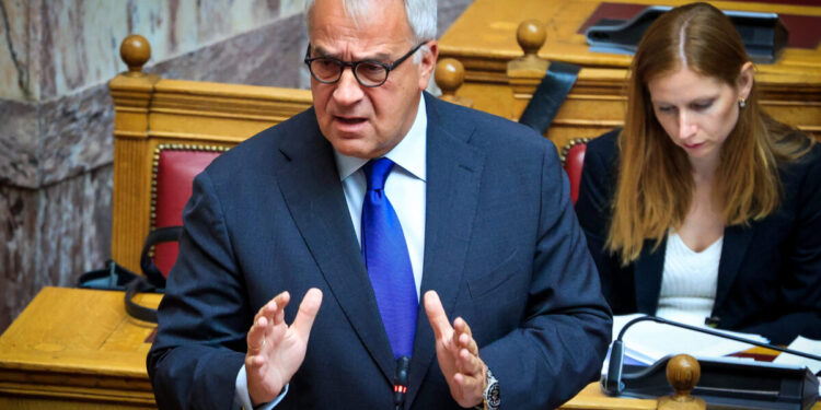 Κρήτη: Επίθεση από κουκουλοφόρους με αυγά και αντικείμενα κατά του Μάκη Βορίδη και της οικογένειας του σε εστιατόριο – Σύσσωμες αντιδράσεις