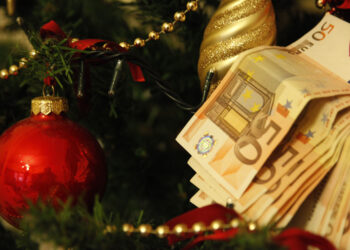 Πώς να αντιμετωπίσετε το οικονομικό άγχος των γιορτών και να αποφύγετε τον υπερκαταναλωτισμό