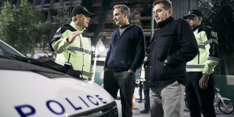 Κ. Μητσοτάκης: Επισκέφθηκε μπλόκο για αλκοτέστ μαζί με τον Μ. Χρυσοχοΐδη - «Εδώ στην κυριολεξία σώζουμε ζωές» - ertnews.gr