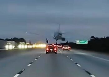 Αεροπλάνο προσγειώθηκε πάνω σε ένα… Toyota! (+video)