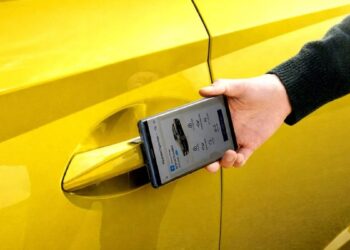 Η Toyota υιοθετεί το Apple Car Key