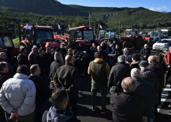 Αλυσιδωτές επιπτώσεις στην αγορά από τα αγροτικά μπλόκα - Έως 45 εκατ. ευρώ ημερησίως το κόστος