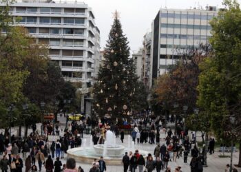 Εορταστικό ωράριο: Πώς θα λειτουργήσουν σήμερα παραμονή Πρωτοχρονιάς τα καταστήματα