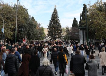 Κορυφώνεται η εορταστική κίνηση στην αγορά σε Αθήνα και Θεσσαλονίκη - Κοσμοσυρροή στους μεγάλους εμπορικούς δρόμους - ertnews.gr