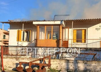 Σέρρες: Kαταστράφηκε oλοσχερώς από φωτιά μονοκατοικία ηλικιωμένου (βίντεο)
