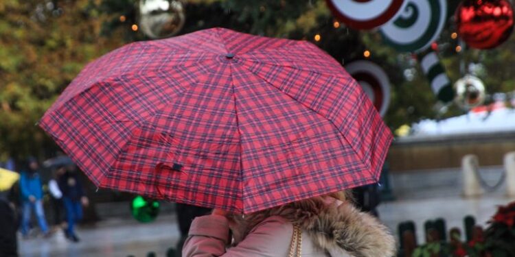 Καιρός: Βροχερά Χριστούγεννα στο μεγαλύτερο μέρος της χώρας – Πότε αναμένεται «βουτιά» του υδραργύρου