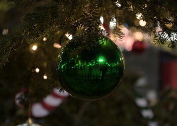 Χριστούγεννα στην Ελλάδα: Γιορτινό χωριό στην Τρίπολη και παραδοσιακά γλυκά στη Λέσβο - ertnews.gr