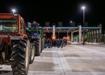 Ακάθεκτοι συνεχίζουν οι αγρότες τα μπλόκα: Ανοίγουν τους δρόμους για τους εκδρομείς των Χριστουγέννων - Κλιμάκωση μετά τις γιορτές - ertnews.gr