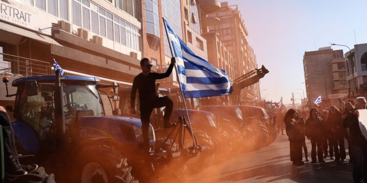 Αποφασίζουν για διάλογο ή κλιμάκωση των κινητοποιήσεων οι αγρότες - Οι παρεμβάσεις που εξετάζει η κυβέρνηση για τη στήριξή τους - ertnews.gr