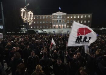Σε εξέλιξη συλλαλητήριο στο Σύνταγμα κατά της ψήφισης του προϋπολογισμού - ertnews.gr