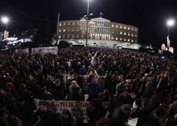 Συλλαλητήριο στο Σύνταγμα κατά του προϋπολογισμού - ertnews.gr