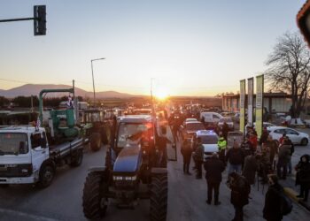 Αμετακίνητοι οι αγρότες: Κλείνουν εθνικές οδούς, παρακαμπτηρίους και τελωνεία - Ταλαιπωρία για τους οδηγούς - ertnews.gr