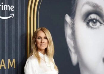 Η Σελίν Ντιόν μεταμορφώθηκε σε Γκριντς και τραγούδησε «All by myself» κάτω από το Χριστουγεννιάτικο δέντρο