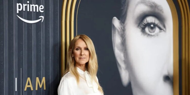 Η Σελίν Ντιόν μεταμορφώθηκε σε Γκριντς και τραγούδησε «All by myself» κάτω από το Χριστουγεννιάτικο δέντρο