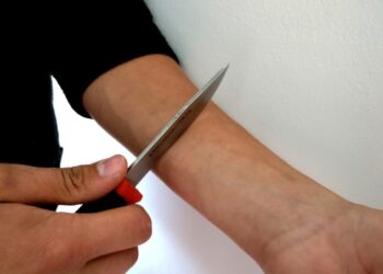 Αυτοτραυματίζεται το 14% των νέων, ακόμη και πριν τα 13 χρόνια τους
