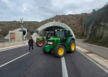 Αγρότες: Ημέρα αναδιάταξης στα μπλόκα για τη διέλευση των εκδρομέων – «Αγκάθι» οι εκτροπές κυκλοφορίας