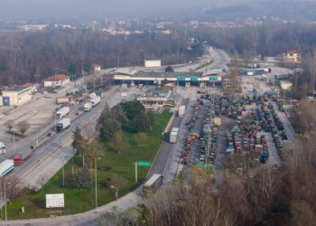 Αυξάνουν την πίεση οι αγρότες με κλιμάκωση των κινητοποιήσεών τους - Κλείνουν παρακαμπτήριους και ανοίγουν διόδια - ertnews.gr