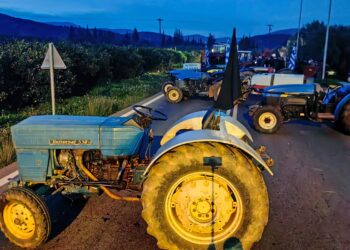 Χριστούγεννα στα μπλόκα – Εμμένουν στις κινητοποιήσεις τους οι αγρότες