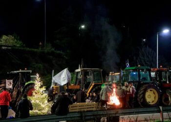 Χριστούγεννα στα μπλόκα - Εμμένουν στις κινητοποιήσεις τους οι αγρότες και σηκώνουν τις μπάρες των διοδίων το Σαββατοκύριακο - ertnews.gr