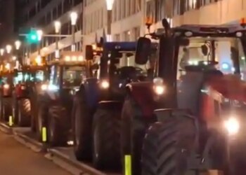 Βρυξέλλες: Αγρότες απέκλεισαν τη λεωφόρο μπροστά από την Κομισιόν - Με πάνω από 1.000 τρακτέρ θα ενισχυθεί το μπλόκο