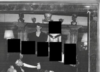 Νέα φωτογραφία «καίει» τον πρίγκιπα Άντριου για το σκάνδαλο Επστάιν: Το πάρτι με τα ναρκωτικά στο εξοχικό της βασίλισσας