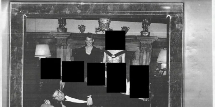Νέα φωτογραφία «καίει» τον πρίγκιπα Άντριου για το σκάνδαλο Επστάιν: Το πάρτι με τα ναρκωτικά στο εξοχικό της βασίλισσας