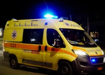 Μηχανή συγκρούστηκε με φορτηγάκι στη Β. Σοφίας – Σοβαρά τραυματίας ο οδηγός