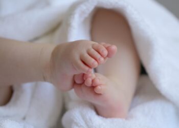 Πώς η κλιματική αλλαγή επηρεάζει εγκύους και βρέφη – Τι λένε οι επιστήμονες